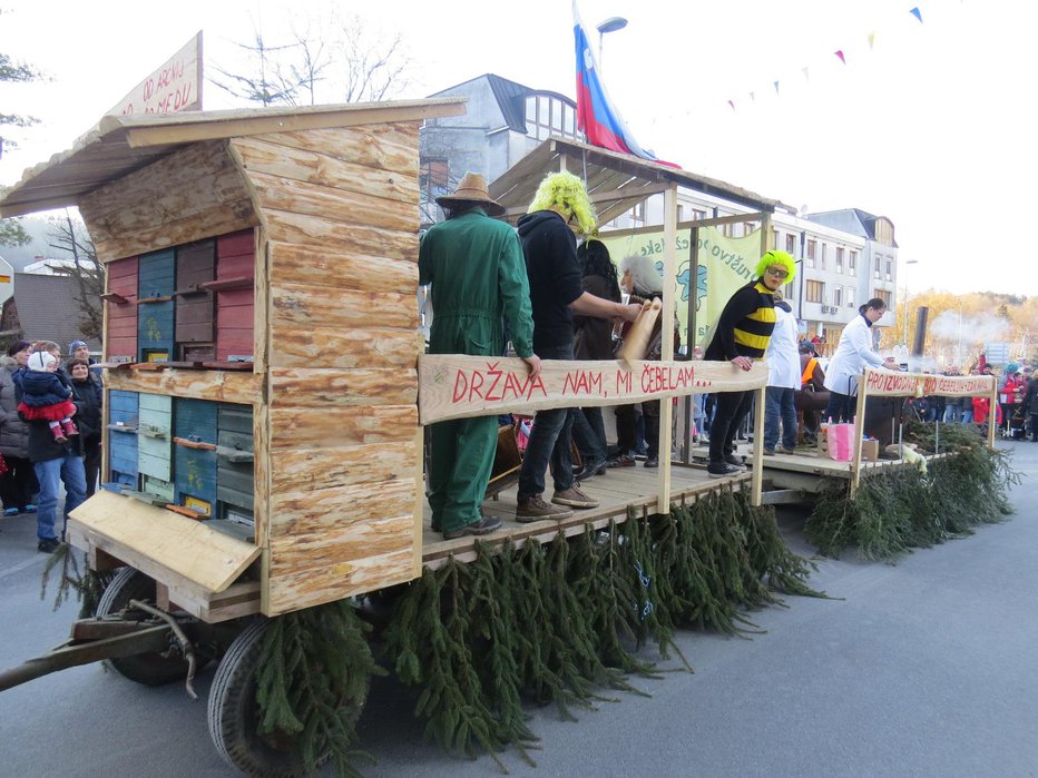Fotografija: Litijski karneval že več kot 170 let prinaša politično-gospodarsko satiro. FOTO: Bojan Rajšek