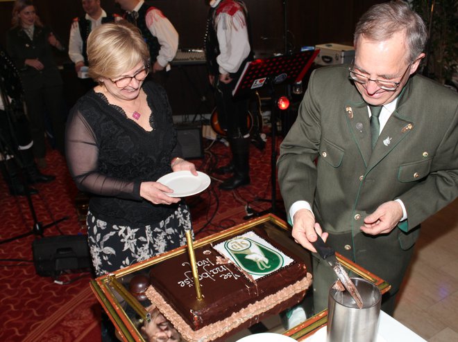 Predsednik Zelenega sklada Ivan Malešič z ženo reže torto za svoj rojstni dan. FOTO: Janez Petkovšek