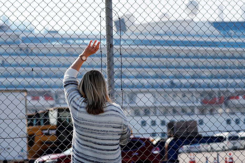 Fotografija: Kako dolgo bodo slovenski državljani še ujeti na kužni ladji, ni znano. FOTO: Reuters