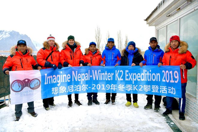 Mednarodno odpravo sestavljajo poleg Tomaža Rotarja (drugi z leve) še Islandec John Snorri, Kitajec Gao Li, vodja Mingma G, gorski vodnik Sarbaz Khan in trije višinski nosači. FOTO: Apricottours