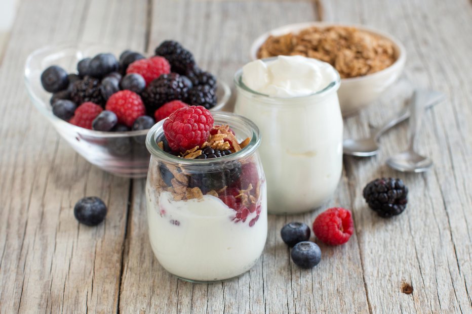 Fotografija: Grški jogurt z jagodičevjem je izvrsten zajtrk ali malica. FOTO: Guliver/Getty Images