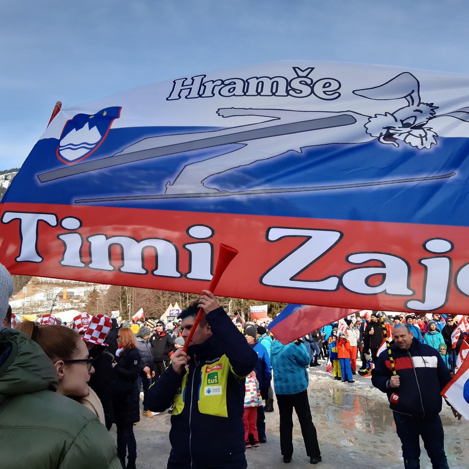 Fotografija: Visoko (v osredju Igor Vidnar) je plapolal Timijev transparent. FOTO: Vlado Paveo