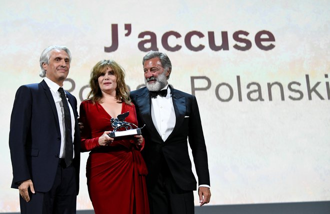 Obtožujem! je lani na beneškem filmskem festivalu prejel veliko nagrado žirije. Na sliki igralka Emmanuelle Seigner, ki je s Polanskim poročena od leta 1989, s producentoma Luco Barbareschijem in Alainom Goldmanom. FOTO: Reuters