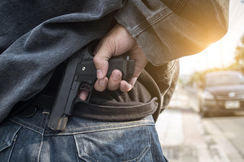 Fotografija: Policisti so moškemu plinsko pištolo zasegli (simbolična fotografija). FOTO: Getty Images, Istockphoto