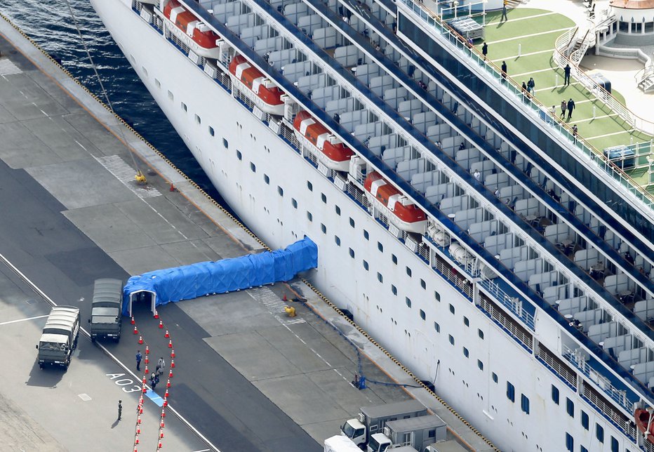 Fotografija: Prvi zdravi potniki zapuščajo ladjo za križarjenje. FOTO: Reuters