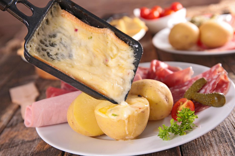 Fotografija: Obvezni sestavini raklet obroka sta sir in krompir.
