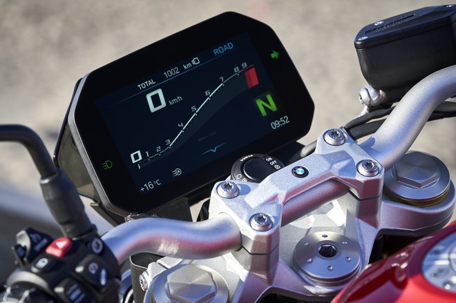 Barvni zaslon prikazuje vse, kar je povezano z motociklom, ponuja pa tudi dodatne funkcije, kot so navigacija, poslušanje glasbe in telefonija. FOTO: BMW