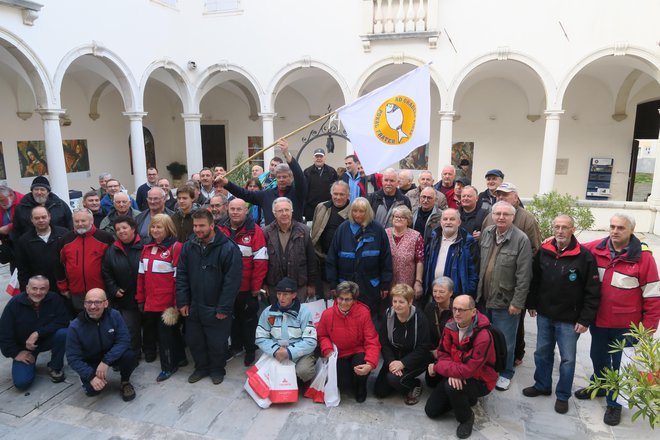 Udeleženci sedmega Pokala frater na dvorišču minoritskega samostana v Piranu FOTOGRAFIJE: JANEZ PETKOVŠEK