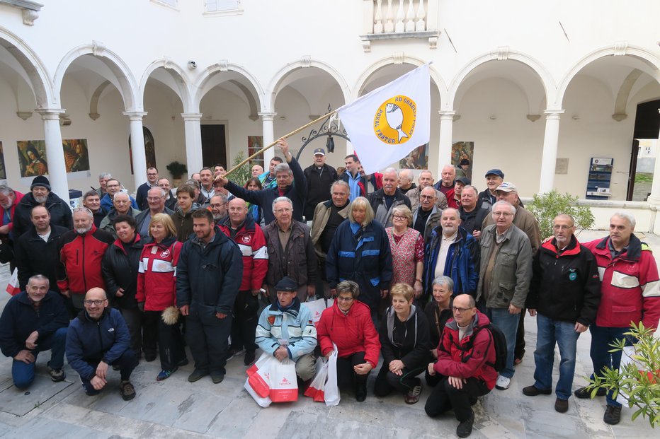 Fotografija: Udeleženci sedmega Pokala frater na dvorišču minoritskega samostana v Piranu FOTOGRAFIJE: JANEZ PETKOVŠEK