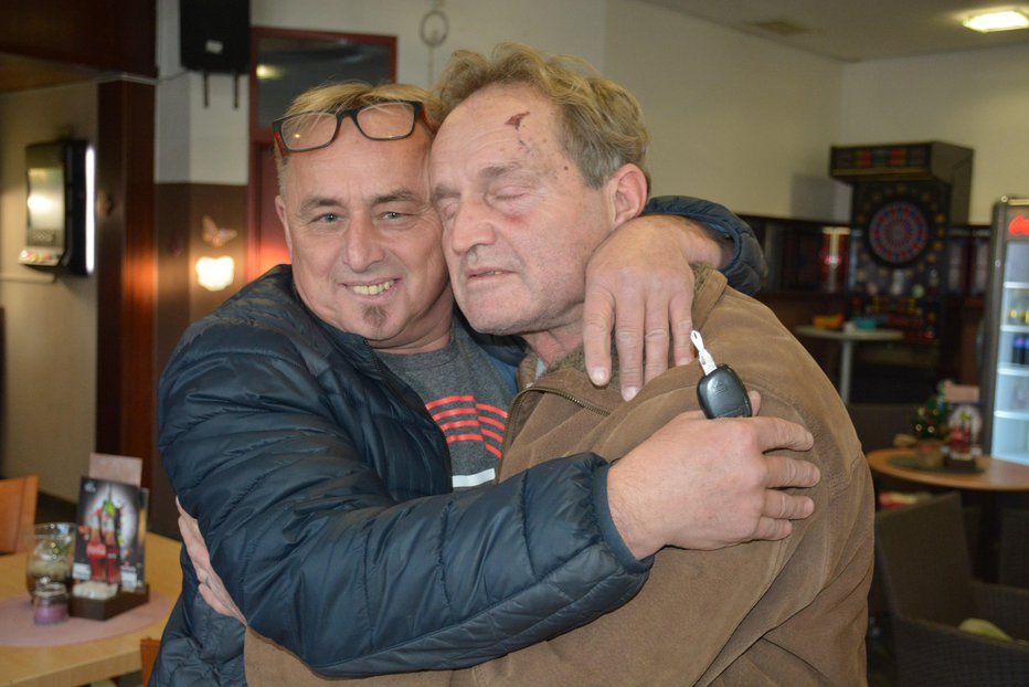 Fotografija: Jožef Genc (desno) se je srečal s svojim rešiteljem Stankom Dervaričem. FOTOGRAFIJE: Oste Bakal