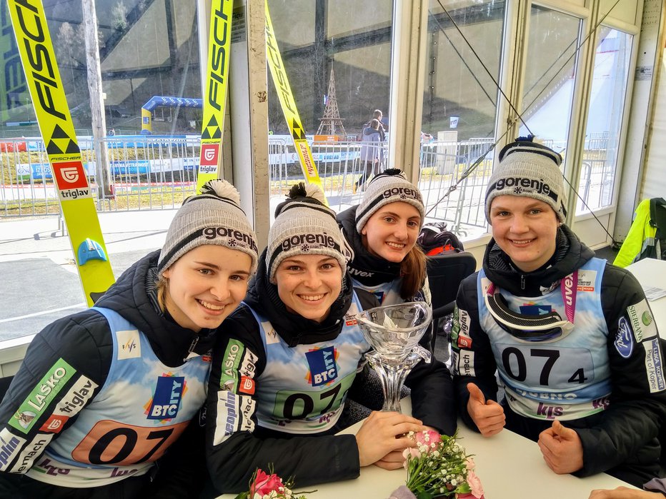 Fotografija: Slovenske smučarske skakalke Nika Križnar, Špela Rogelj, Katra Komar in Ema Klinec (na fotografiji z leve) so bile takole nasmejane po ekipnem drugem mestu. FOTO: Miha Šimnovec