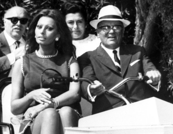 Fotografija: Sophia Loren, Tito, Jovanka Broz in Carlo Ponti na vožnji po Brionih FOTO: WIKIPEDIJA