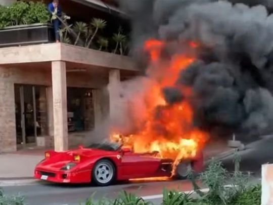 Fotografija: Ferrarija je neusmiljeno pogoltnil ogenj. FOTO: Instagram