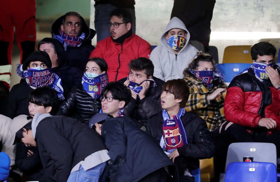 Fotografija: Koronavirus je najmočneje prizadel italijanski šport. Takole so navzoči spremljali tekmo nogometne lige prvakov med Napolijem in Barcelono. FOTO: Reuters