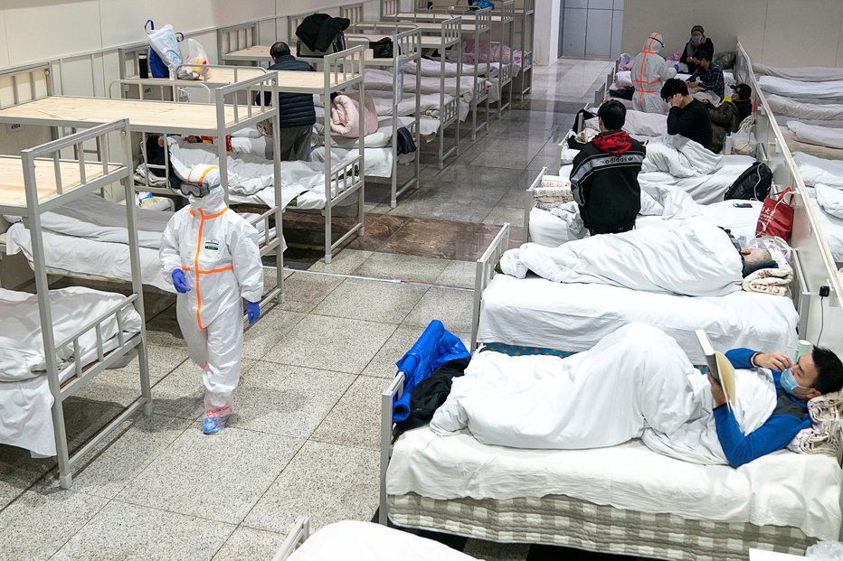 Fotografija: Konferenčna dvorana v Wuhanu je bila prurejena v začasno bolnišnico.
FOTO: REUTERS