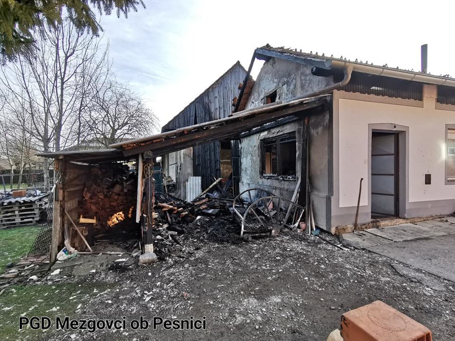 Fotografija: V podtaknjenem požaru v Mezgovcih je na lesenem objektu nastalo za 500, na garaži pa za okoli 7000 evrov škode. FOTO: Pgd Mezgovci ob Pesnici