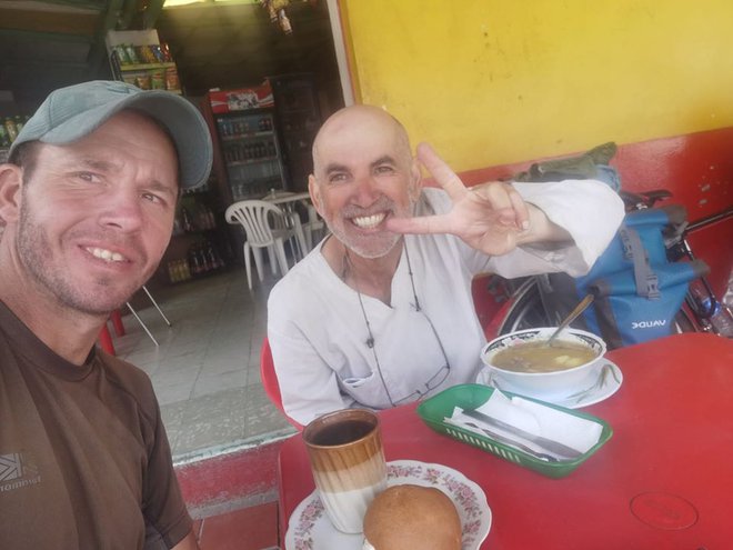 Srečuje ogromno prijaznih ljudi, takole se je v Kolumbiji fotografiral dan po kulturnem prazniku z enim od domačinov. FOTO: Facebook