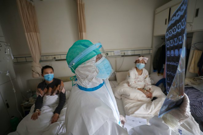 V Vuhanu je ob začetku izbruha primanjkovalo prostora v bolnišnicah. FOTO: Reuters
