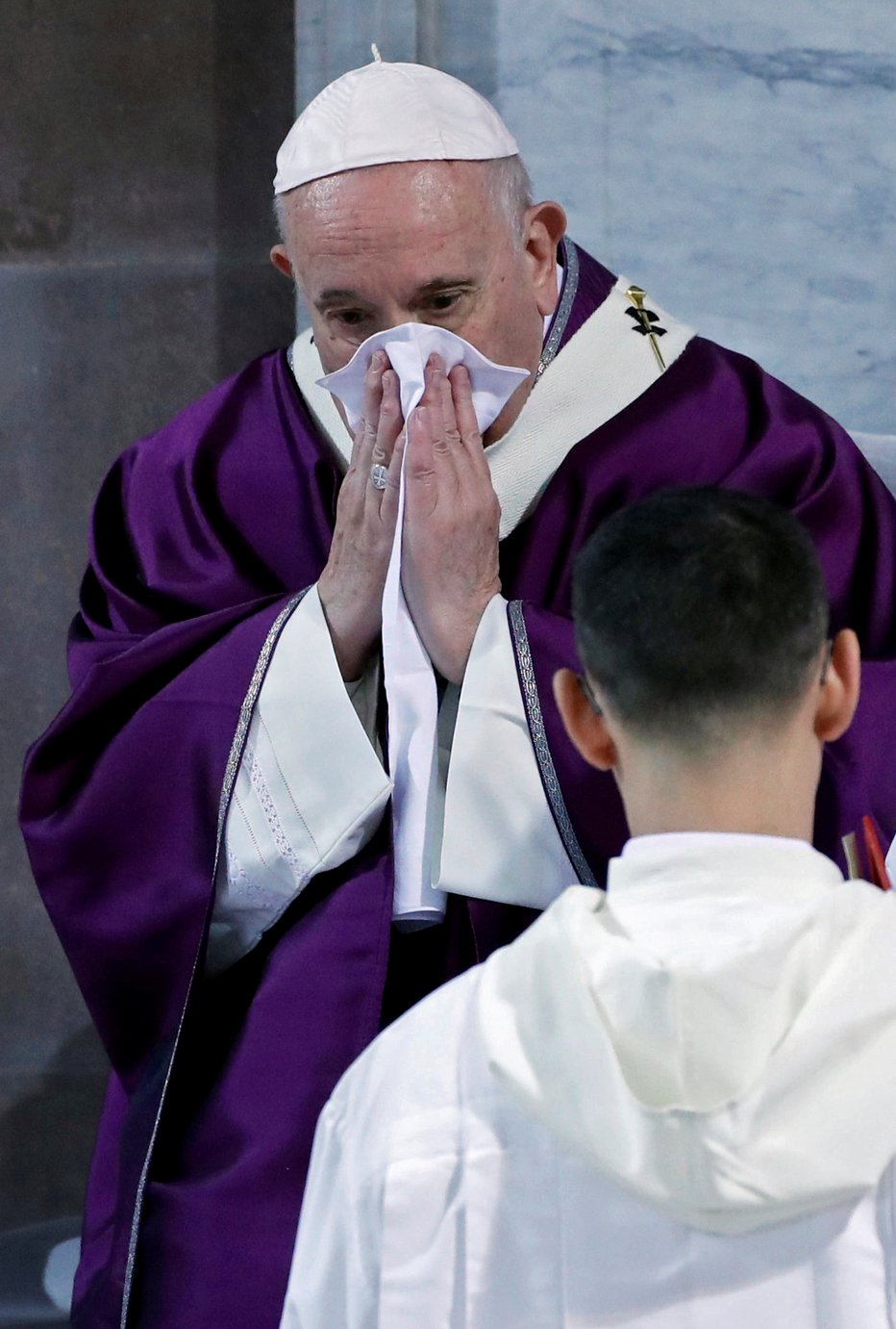 Fotografija: Papeževo zdravje je nekoliko načeto. FOTO: Reuters