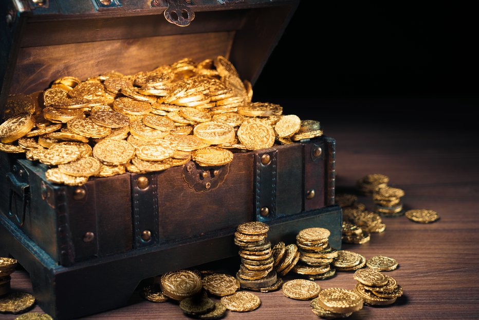 Fotografija: Open treasure chest filled with gold coins / HIgh contrast image