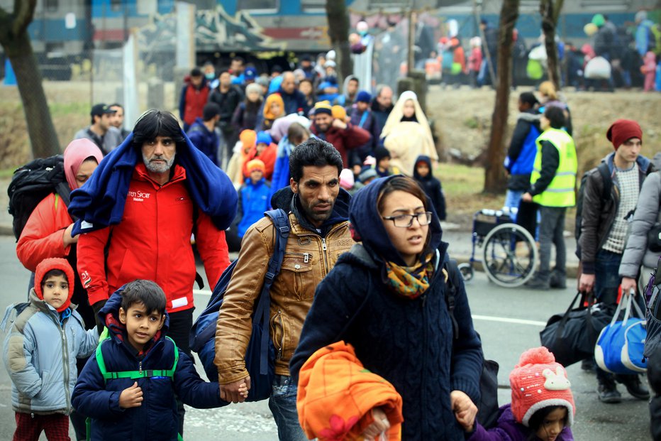 Fotografija: Bomo v Sloveniji spremljali podobne prezore kot na vrhuncu migrantske krize leta 2015? FOTO: Blaž Samec, Delo