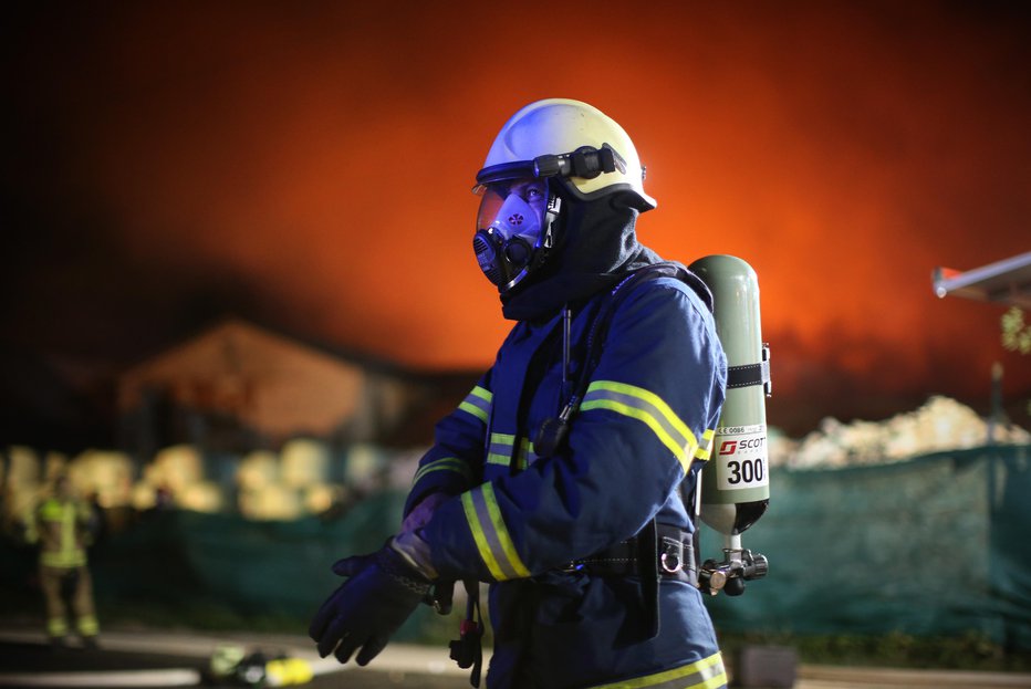 Fotografija: Gasili so požar na več vozilih (simbolična fotografija). FOTO: Jure Eržen, Delo