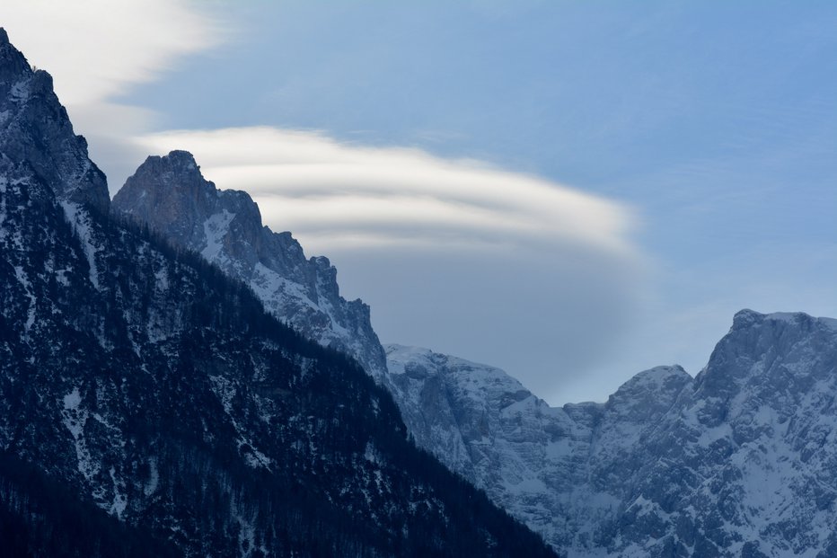 Fotografija: Oblaki zanimive oblike nad Kranjsko Goro. FOTO: Egon, bralec poročevalec