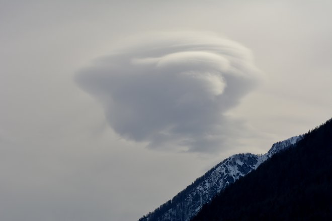 Oblaki zanimive oblike nad Kranjsko Goro. FOTO: Egon, bralec poročevalec