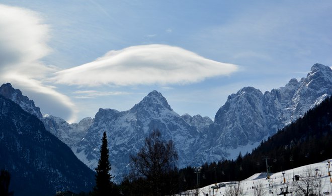 Oblaki zanimive oblike nad Kranjsko Goro. FOTO: Egon, bralec poročevalec
