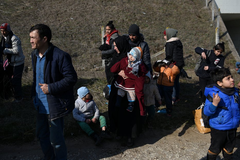 Fotografija: Po napovedi Turčije o odprtju vrat so se številni migranti podali proti meji z Grčijo in Bolgarijo. FOTO: Reuters