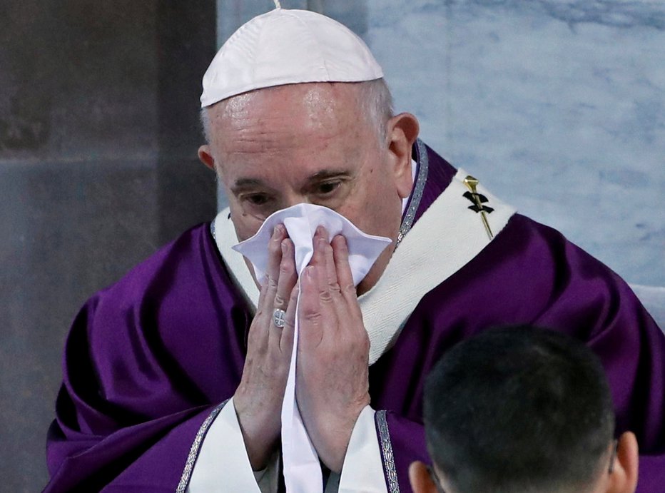 Fotografija: Papež je med sredino mašo kašljal in kihal. FOTO: Reuters