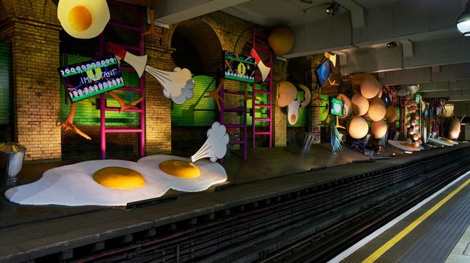 Tudi jajca v londonskem metroju so njeno delo.