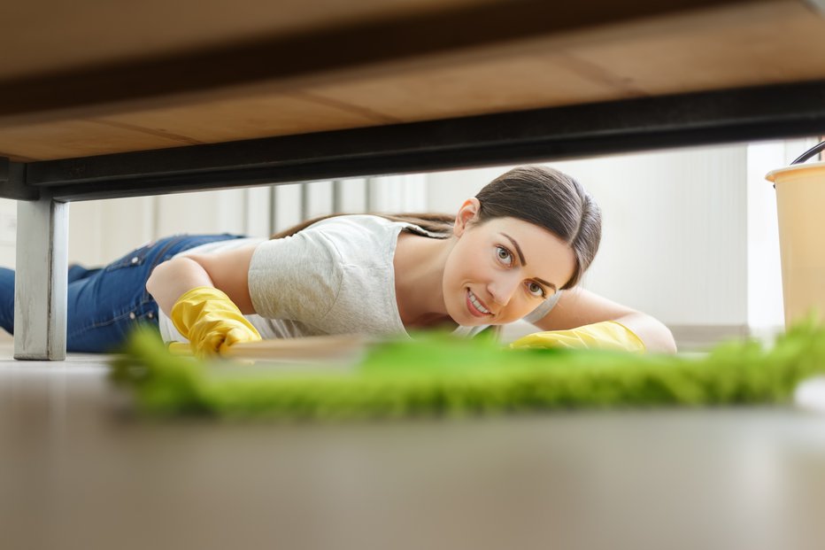 Fotografija: Pod posteljo se pogosto nabira prah, ki ga med vsakotedenskim sesanjem zgrešimo. FOTO: Shutterstock