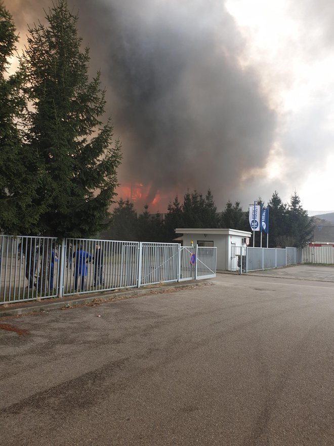 Požar v podjetju Surovina. FOTO: Vesna, bralka poročevalka