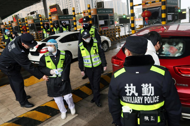 Kitajci so vzpostavili številne nadzorne točke, s katerimi poskušajo zamejiti širjenje virusa. FOTOGRAFIJI: Reuters