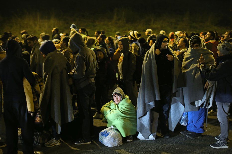 Fotografija: Begunci, ki so čakali na sprejem v namestitveni center na slovenski strani mejnega prehoda Šentilj. FOTO: Jure Eržen, Delo