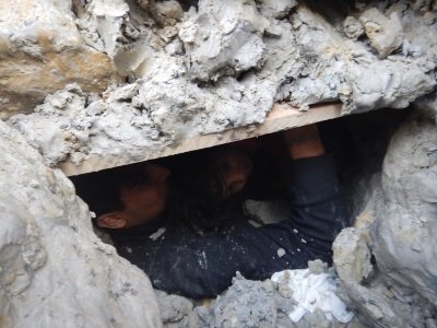 Zakopali so se v glino in skušali priti čez mejo. FOTO: PU Novo mesto