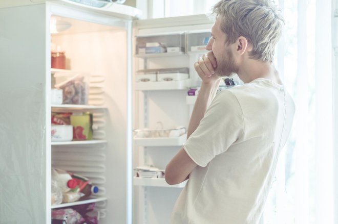 Če ostanete v osami zaradi možnosti, da ste okuženi, je dobro imeti doma malce več hrane. FOTO: Getty Images/istockphoto