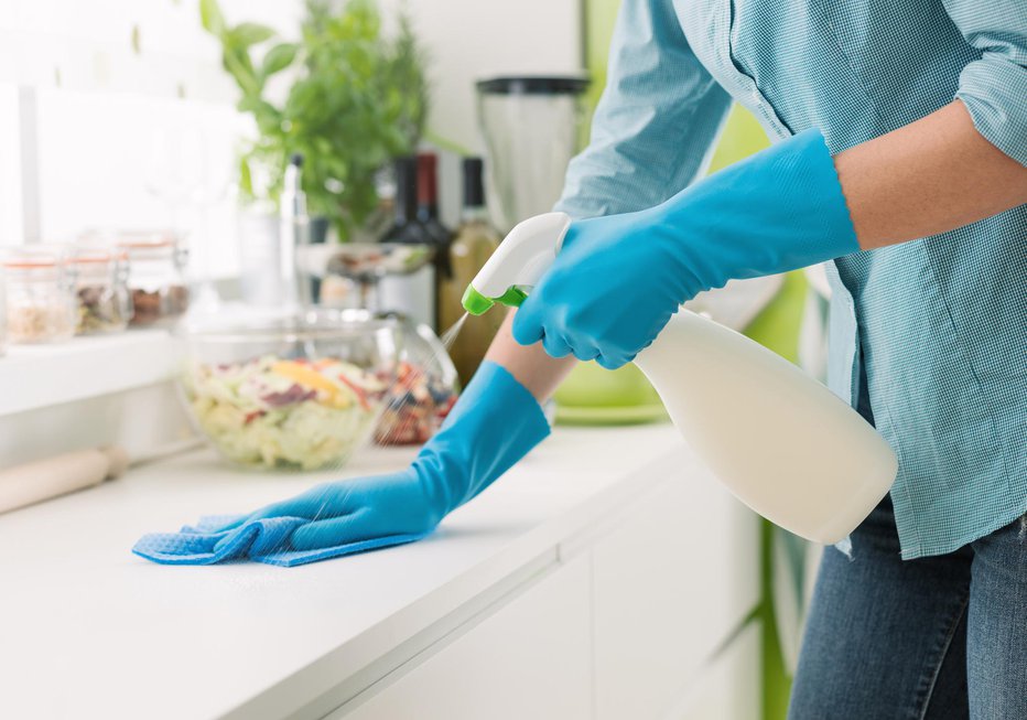 Fotografija: Kuhinjske pulte je zaradi zaščite pred okužbami priporočljivo razkužiti vsak dan. FOTO: Thinkstock