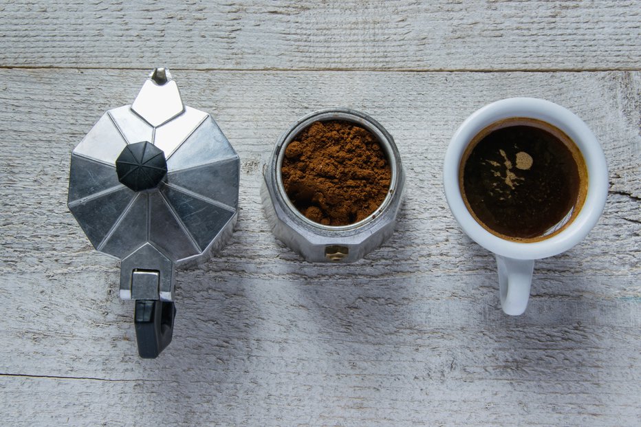 Fotografija: Za ekspres kavo in kafetiero naj bo fino mleta. FOTO: Guliver/Getty Images