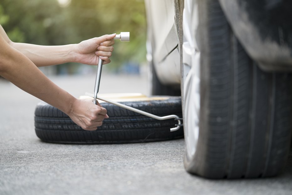 Fotografija: Nepridiprav je izkoristil trenutek nepazljivosti oškodovanca med menjavo pnevmatike (simbolična fotografija). FOTO: Shutterstock