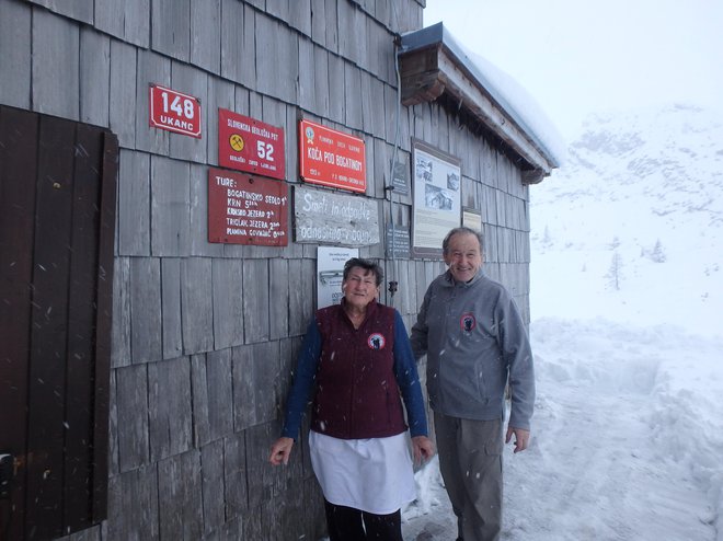 Oskrbnik Vinko in kuharica Martinka se veselita snega in vabita goste. FOTO: osebni arhiv