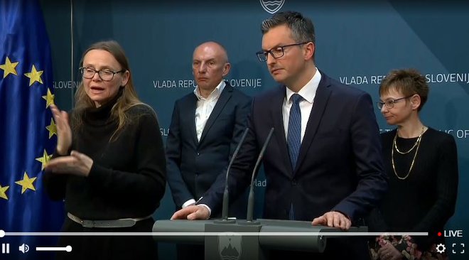 Marjan Šarec, Aleš Šabeder, Nina Pirnat na nedeljski novinarski konferenci. FOTO: zaslonska slika
