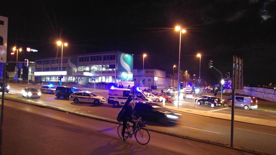 Fotografija: Policijska akcija sredi Ljubljane. FOTO: T. V.
