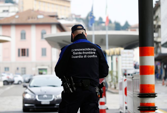 Preverjanje na švicarsko-italijanski meji ob vse večji razsežnosti koronavirusa. FOTO: Reuters