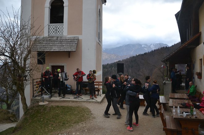 Na Sv. Primožu se udeleženci 48-urnega pohoda lahko zavrtijo ob glasbi različnih ansamblov. FOTO: ŠKK