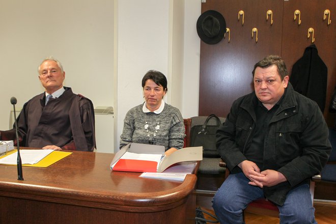 Urška Trotovšek in Damijan Ojsteršek sta razočarana, da je višje sodišče zadevo vrnilo na začetek. FOTO: Marko Feist