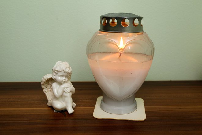 Svečka gori v spomin na Sebastiana. FOTO: Marko Feist
