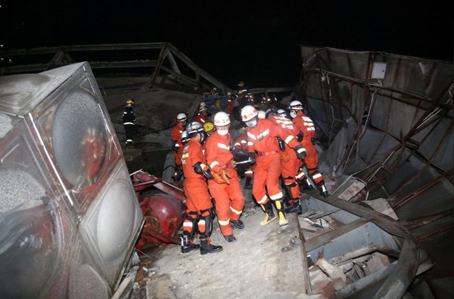 Več kot 800 reševalcev se je pognalo v iskalno akcijo. FOTO: Reuters