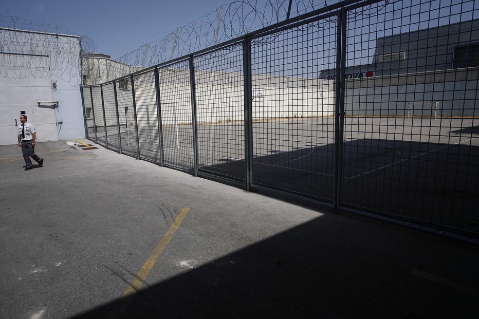 Fotografija: V koprskih zaporih je vroče, zaporniki zavračajo hrano. FOTO: Mavric Pivk